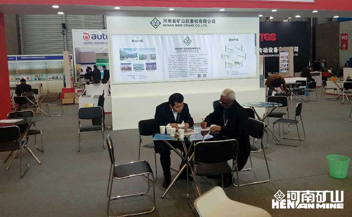 Henan Kuangshan Crane Co.,Ltd Staff Discuss Products With Customer During Heavy Machinery Asian 2016