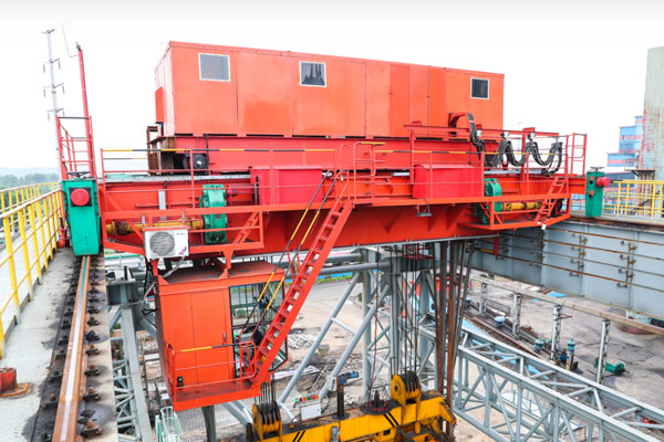 Henan mine intelligent coke can crane delivery use!